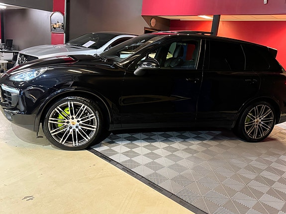 Porsche Cayenne 13 of 30