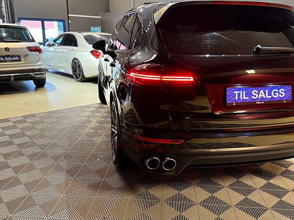 Porsche Cayenne 11 of 30