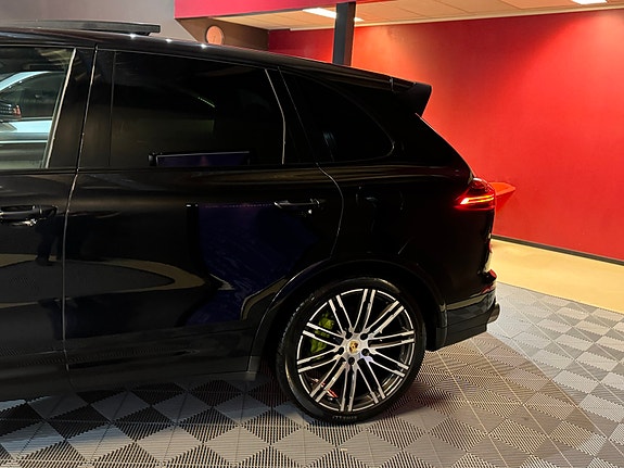 Porsche Cayenne 12 of 30