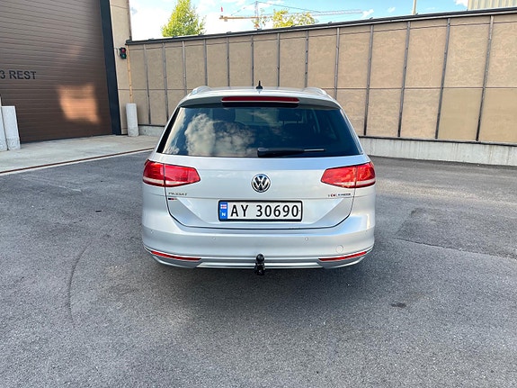 Volkswagen Passat 4 of 17