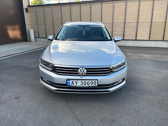 Volkswagen Passat 2 of 17