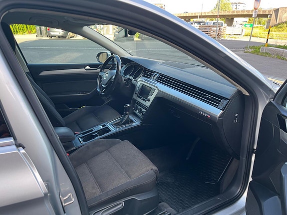 Volkswagen Passat 10 of 17