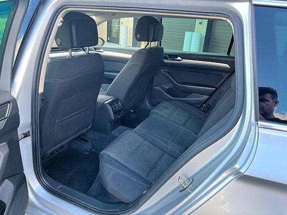 Volkswagen Passat 9 of 17
