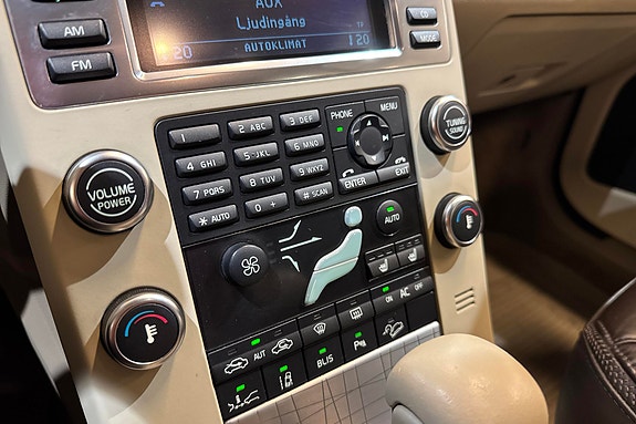 Volvo XC70 16 of 28