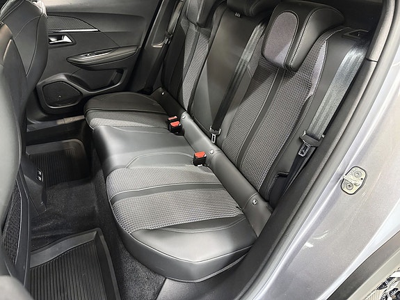 Peugeot e-2008 10 of 18