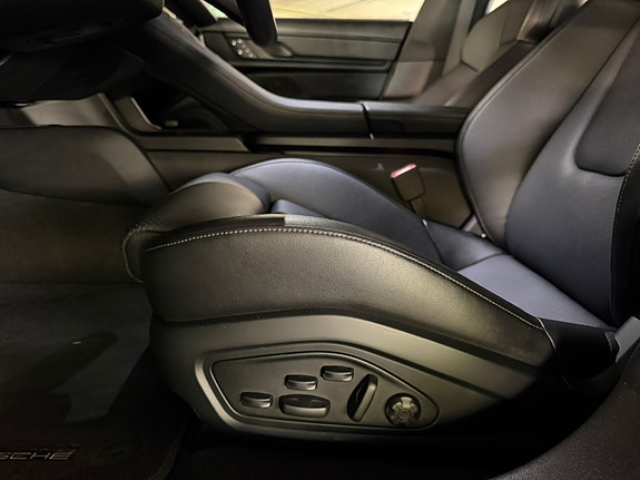 Porsche Taycan Cross Turismo 18 of 24