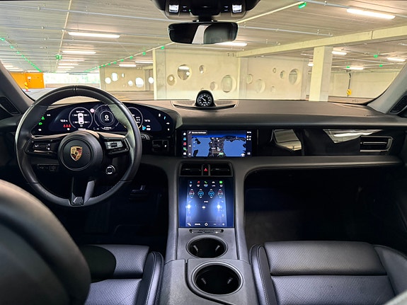 Porsche Taycan Cross Turismo 16 of 24