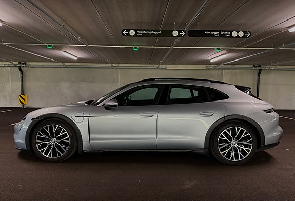 Porsche Taycan Cross Turismo 8 of 24