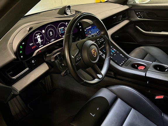 Porsche Taycan Cross Turismo 20 of 24