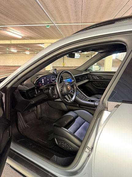 Porsche Taycan Cross Turismo 14 of 24