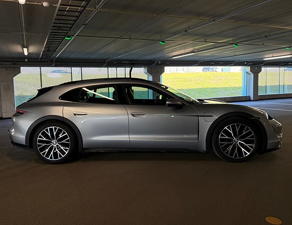 Porsche Taycan Cross Turismo 7 of 24