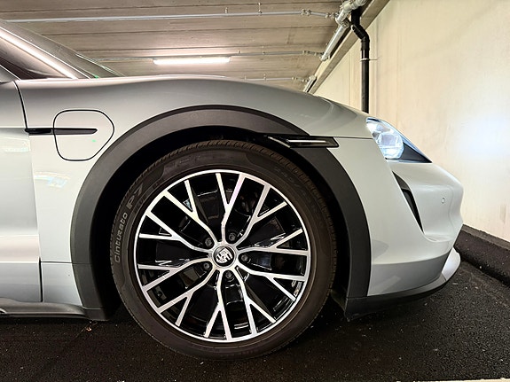 Porsche Taycan Cross Turismo 23 of 24