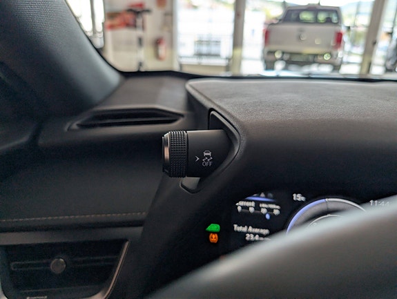 Lexus UX300e 23 of 29