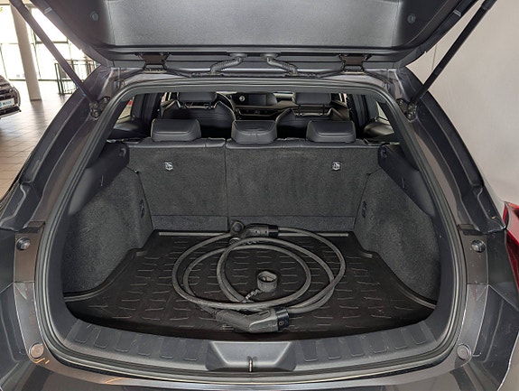 Lexus UX300e 7 of 29
