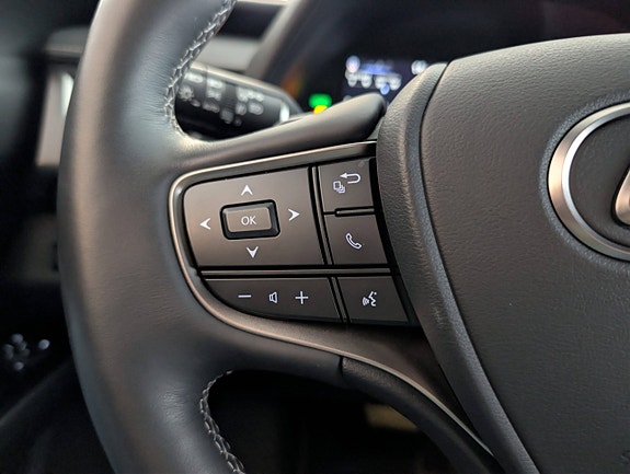 Lexus UX300e 24 of 29