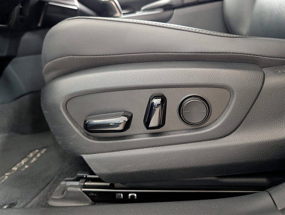 Lexus UX300e 13 of 29