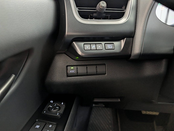 Lexus UX300e 17 of 29