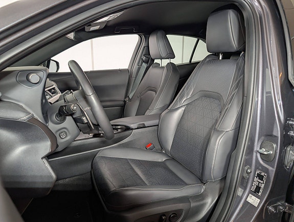 Lexus UX300e 11 of 29