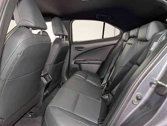 Lexus UX300e 8 of 29