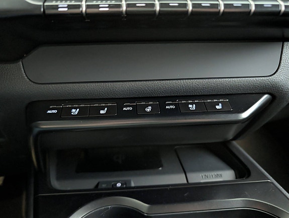 Lexus UX300e 27 of 29