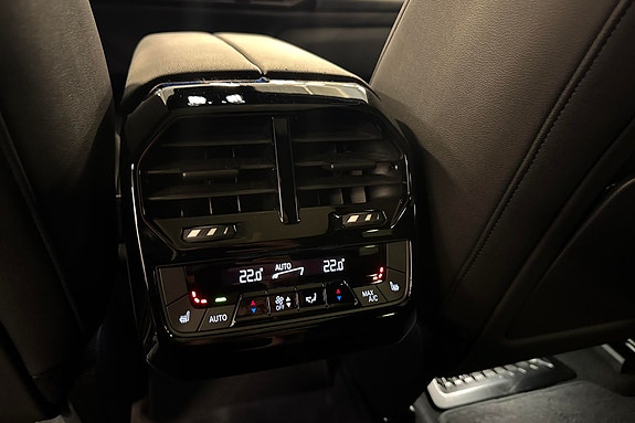 BMW iX 28 of 30
