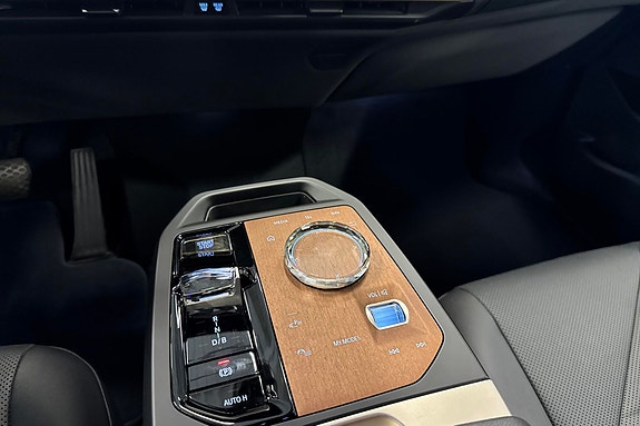 BMW iX 29 of 30