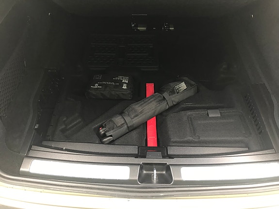 Mercedes-Benz EQC400 14 of 20