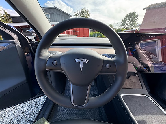 Tesla Model Y 28 of 30