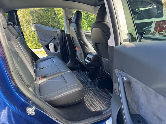Tesla Model Y 19 of 30