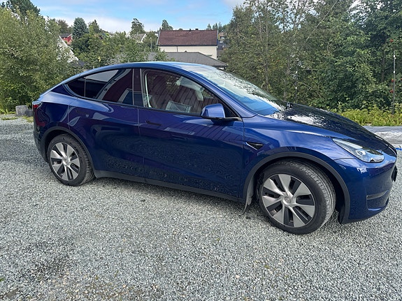 Tesla Model Y 4 of 30