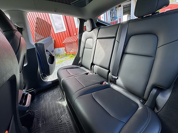 Tesla Model Y 26 of 30