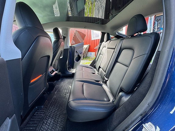 Tesla Model Y 24 of 30
