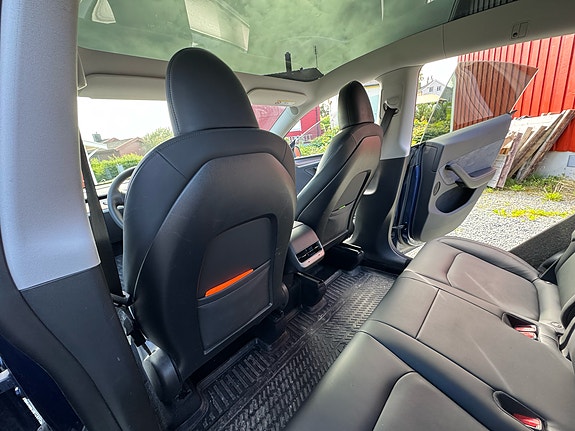 Tesla Model Y 25 of 30