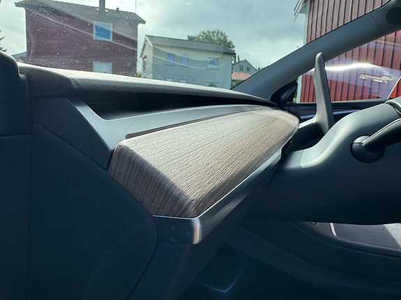 Tesla Model Y 27 of 30