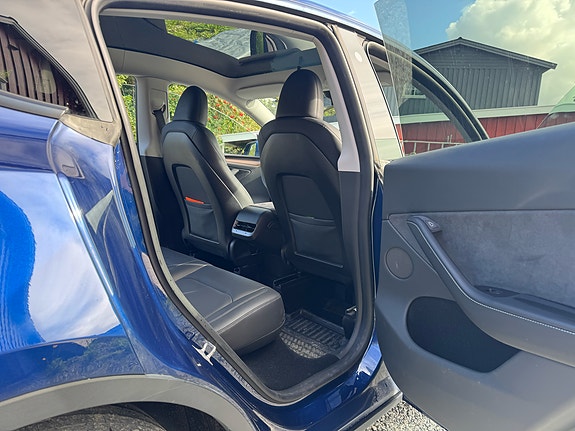 Tesla Model Y 20 of 30