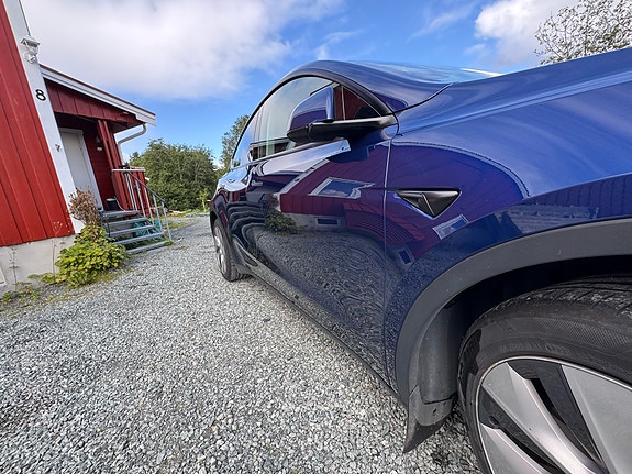 Tesla Model Y 16 of 30