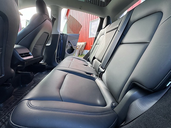 Tesla Model Y 23 of 30