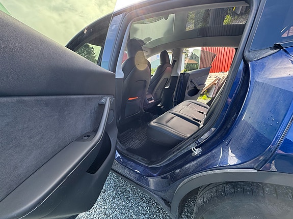 Tesla Model Y 22 of 30