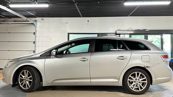 Toyota Avensis 2 of 21
