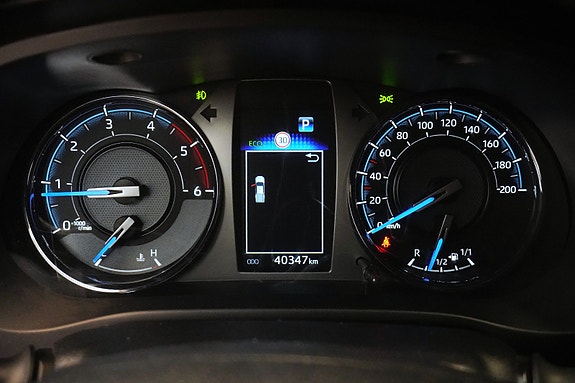 Toyota HiLux 15 of 30