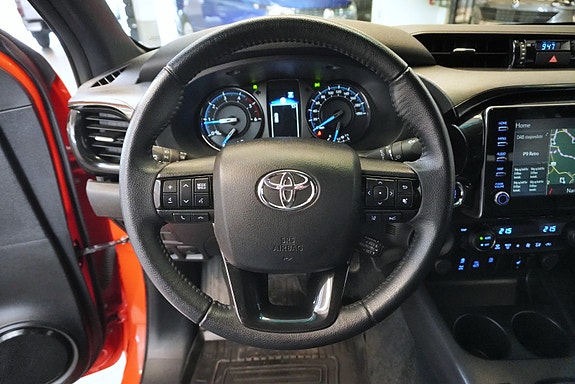 Toyota HiLux 14 of 30