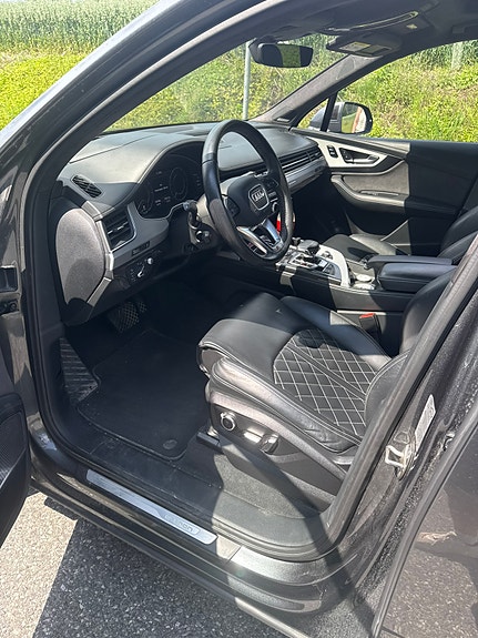 Audi Q7 2 of 24