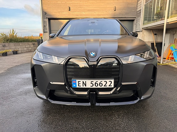 BMW iX 2 of 9