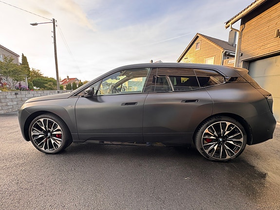 BMW iX 4 of 9