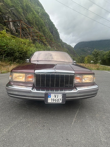 Lincoln Town Car 9 of 16
