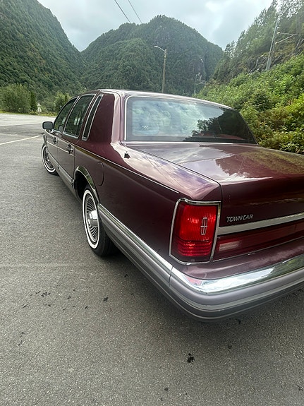 Lincoln Town Car 7 of 16