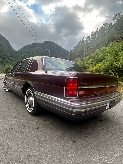 Lincoln Town Car 8 of 16
