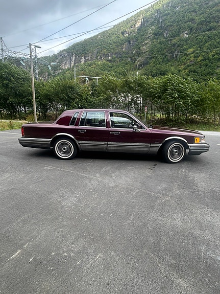 Lincoln Town Car 5 of 16