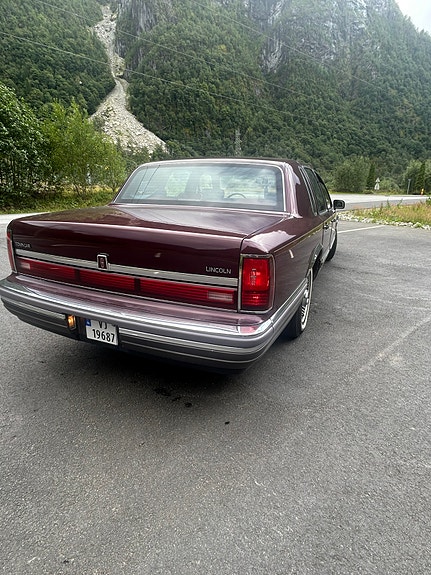 Lincoln Town Car 6 of 16