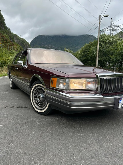 Lincoln Town Car 3 of 16